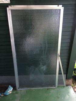 Slighting Shower & tube doors glass clean and no issues