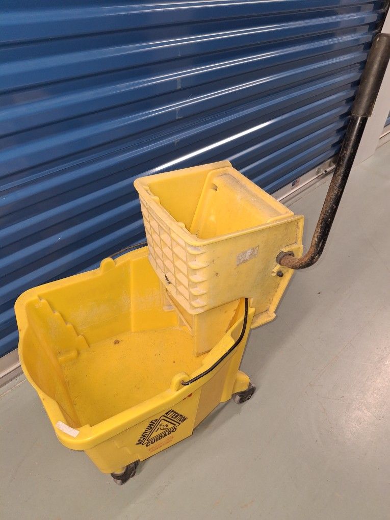 Commercial Mop Bucket And Mop With Extra Mop Heads 