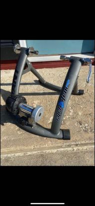 Bicycle trainer Giant Cyclotron auto indoor mag bicycle trainer excellent condition can deliver