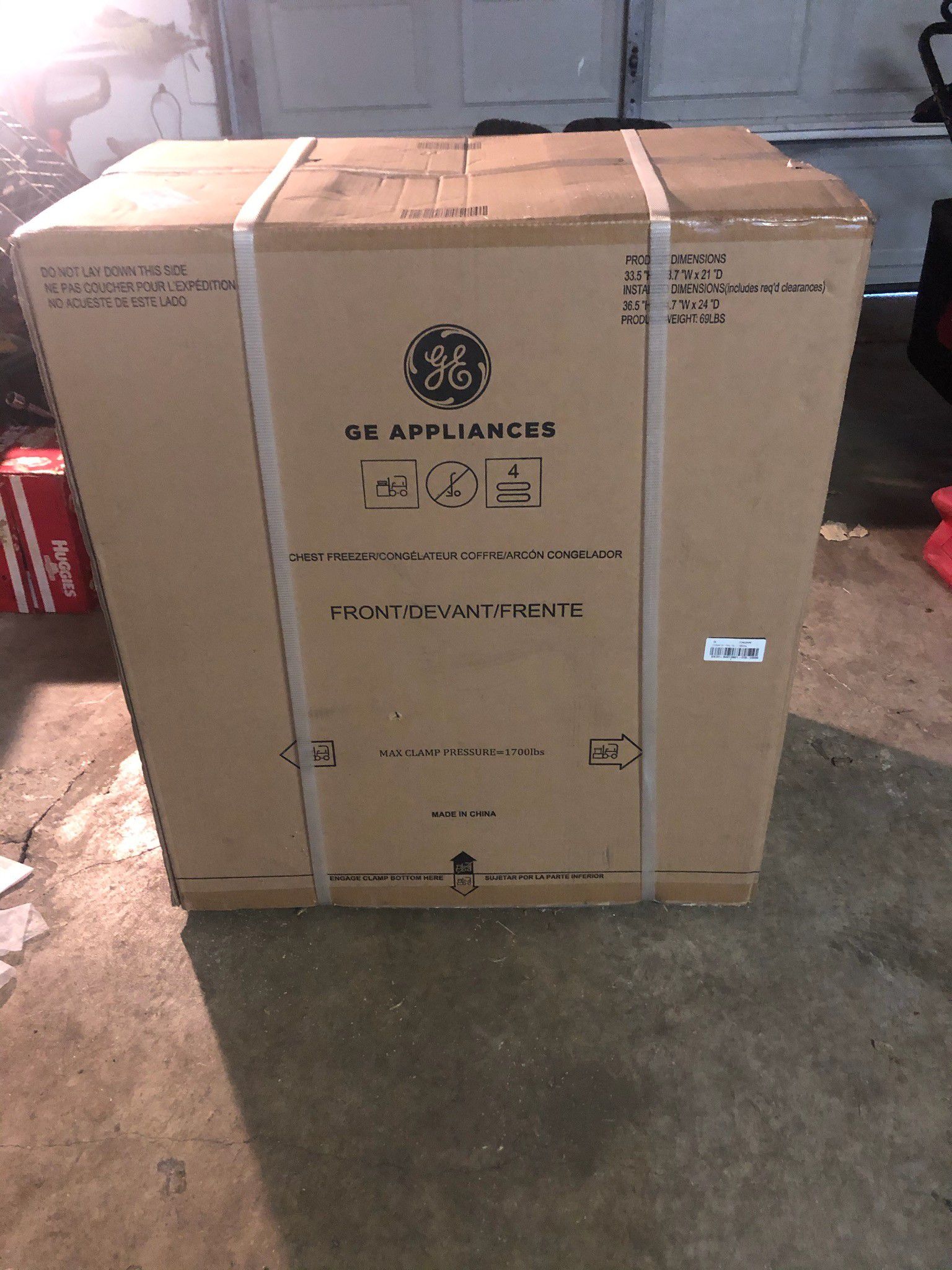 Brand new GE chest freezer. (33.5 x 28.7 x 21) 5 cu ft. Factory seal attached.