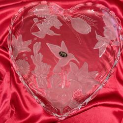 HEART SHAPED CRYSTAL DESIGNER PLATTER CLEAR AND FROSTED DESIGNS  HUMMINGBIRD WITH LILYS LABEL ATTACHED WITH OUT BOX - UNUSED 13 Inches x 14 Inches