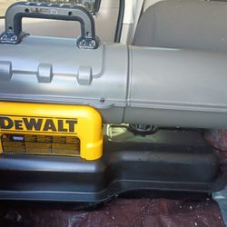 DEWALT 80000 -BTU Forced air Outdoor Kerosene Heater 