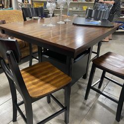 Mesa Cuatro Sillas Buenas Conditions.  Poe El Precio. $225. 
