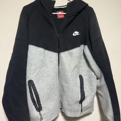 GRAY/BLACK NIKE TECH 100$