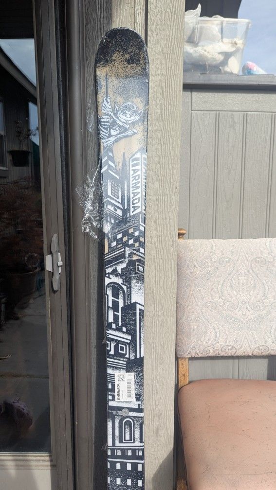 brand new Armada Edollo Skis (180)