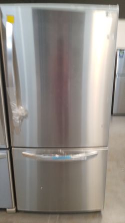 Refrigerator Stainless Bottom Freezer LG 33"W
