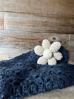 BUNDLE Crochet Baby Blanket with Daisy Flower Keychain