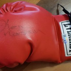 Ken Norton Autographed Boxing Glove. Beckett Authenticated 