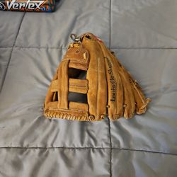 Louisville Slugger RHT softball Glove 