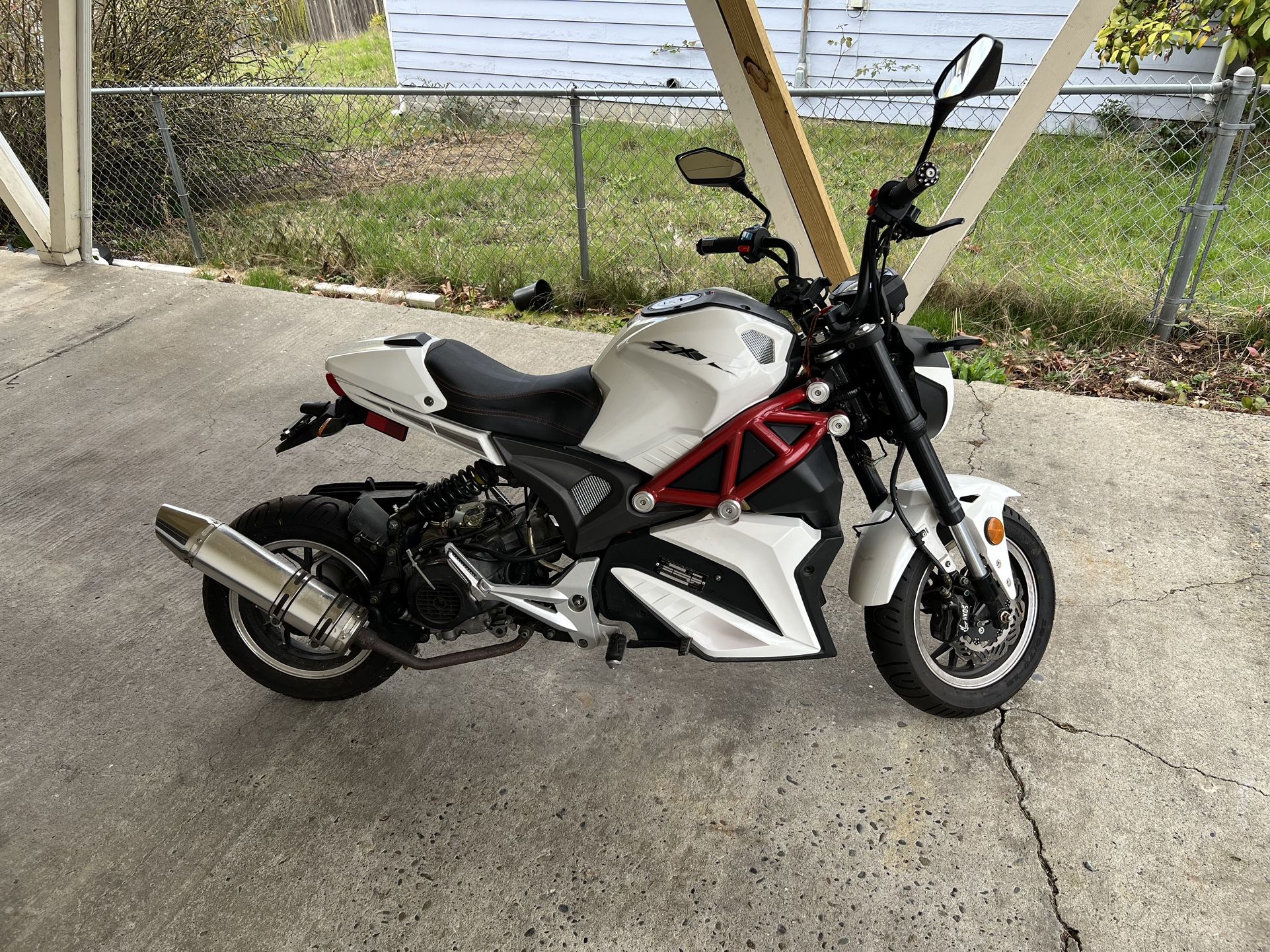 2017 Venom Moped - White