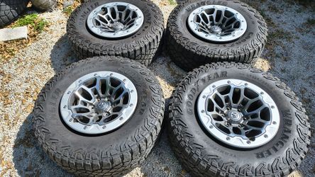 Ram TRX lunar edition beadlock wheels OEM 2025 gray/Silver wheels with beadlock