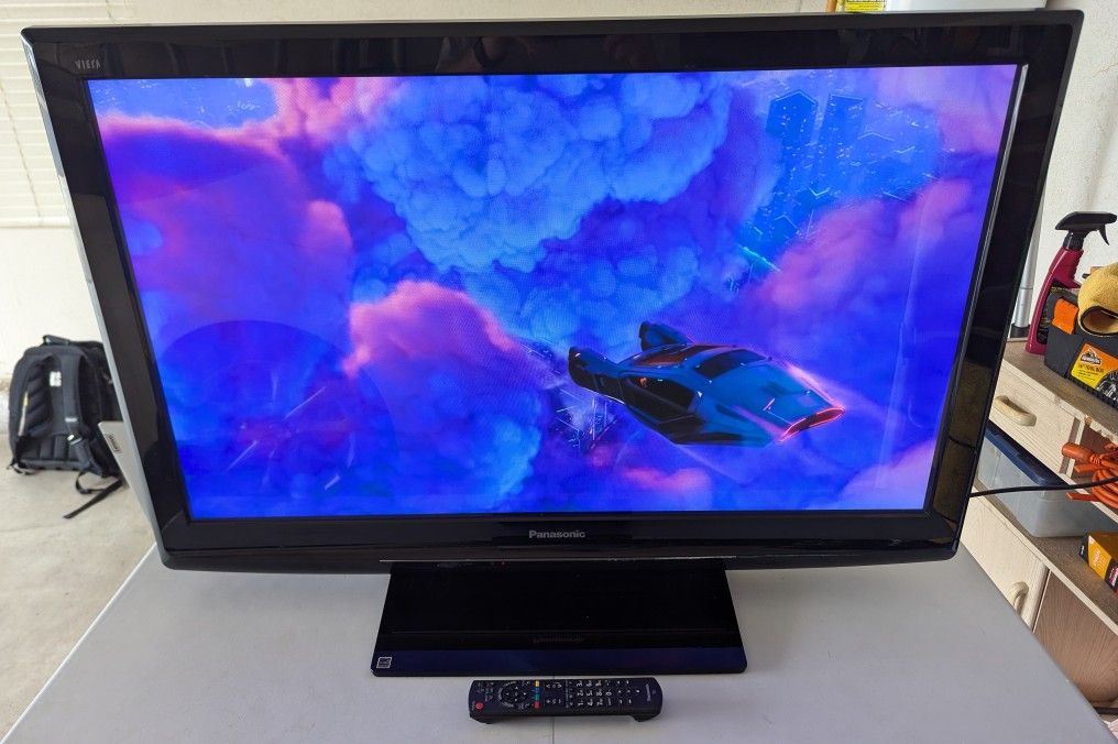 PANASONIC 42" 1080 PLASMA TV/WALL MOUNT
