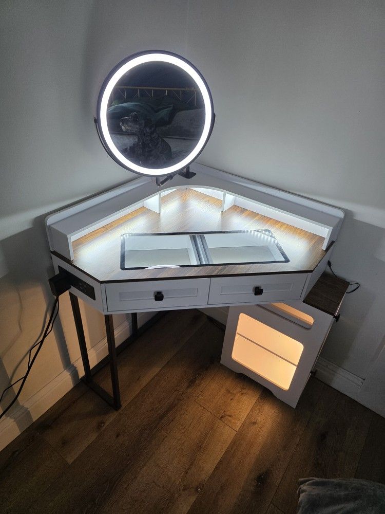 Corner Makeup Vanity with Mirror