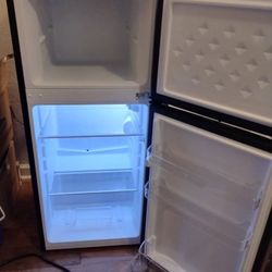 Danby 4.7 Cu Ft Mini Fridge With Freezer 