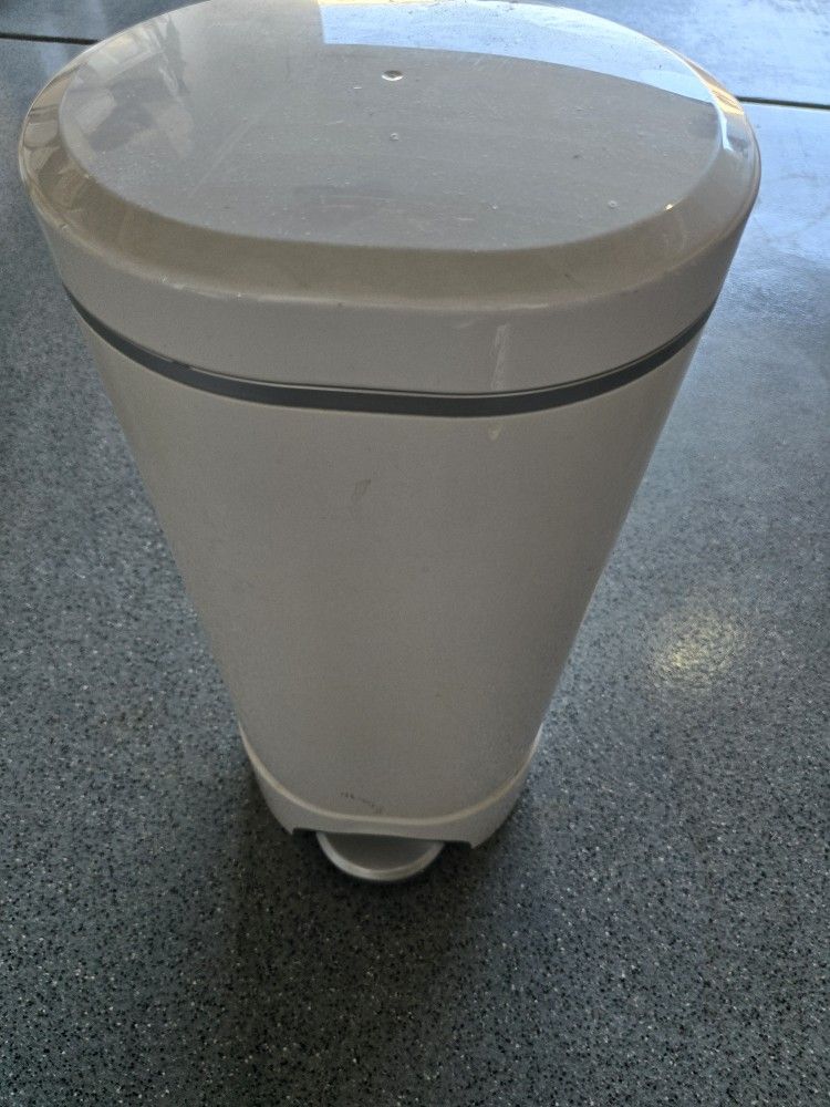 Munchkin Step Diaper Pail