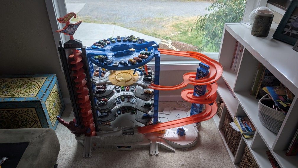 Hot Wheels Ultimate Garage W/ 100 Cars!