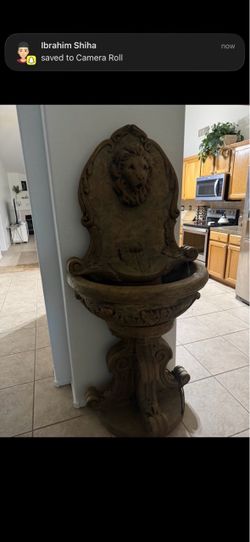 Classic Lion Wall Fountain Fiore Stone