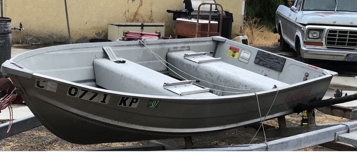 Photo Rare 10ft Lowe Boat