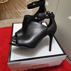 Peep toe heel silhouette, high heel 4 inches and ankle strap.