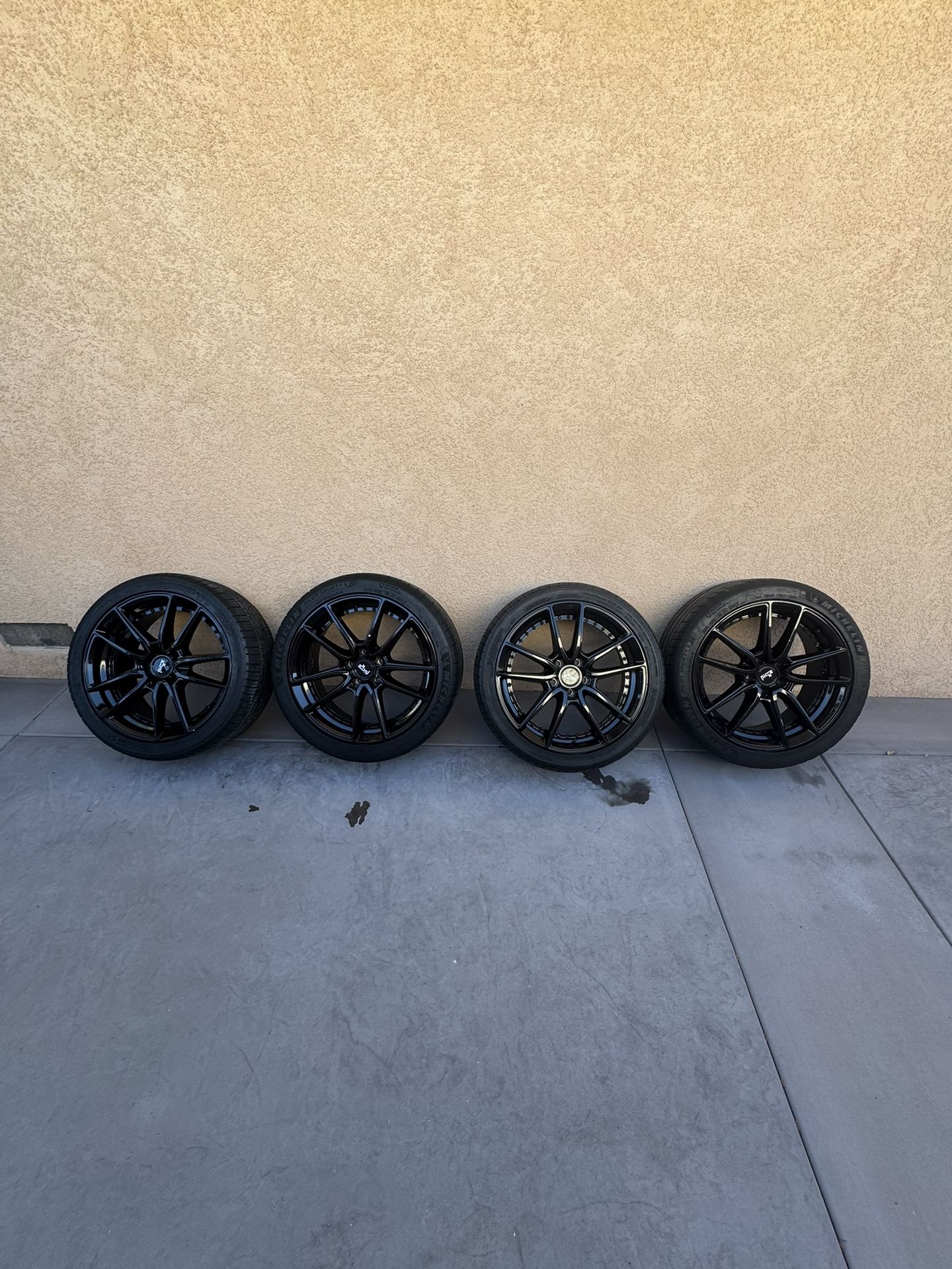 Niche DFS Gloss Black