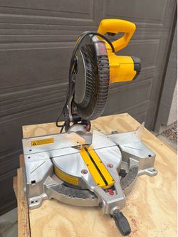 Dewalt compound Miter DWS715 Chop Saw cut off woodworking