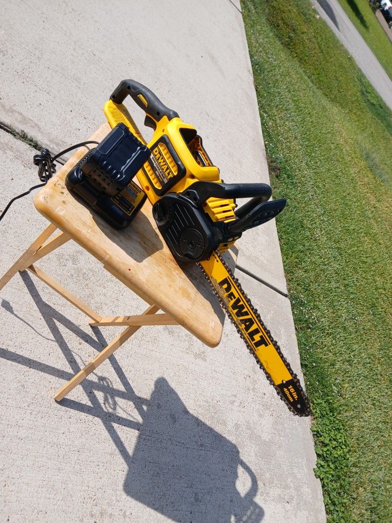 DEWALT BRUSHLESS 16" FLEXVOLT CHAINSAW WITH BATTERY AND CHARGER 