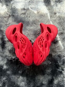 Foam runners size 7 vermillion