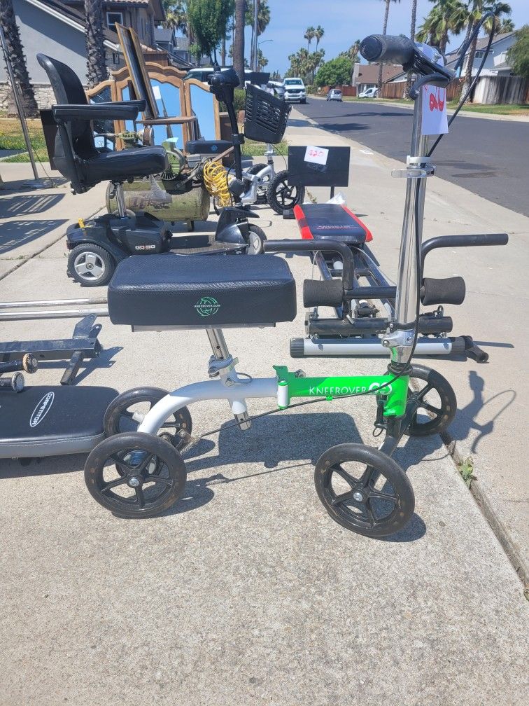 KNEE SCOOTER - LIKE NEW!