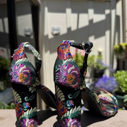 New/Never Worn Embroidered Multicolor Steve Madden Heels👠 