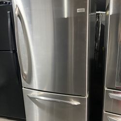 GE TOP AND BOTTOM REFRIGERATOR 30” W 