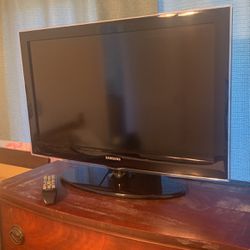 Samsung Flat Screen 32” Television.       Remote and Antenna Included 