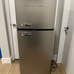 Frigidaire Apartment Size Refrigerator