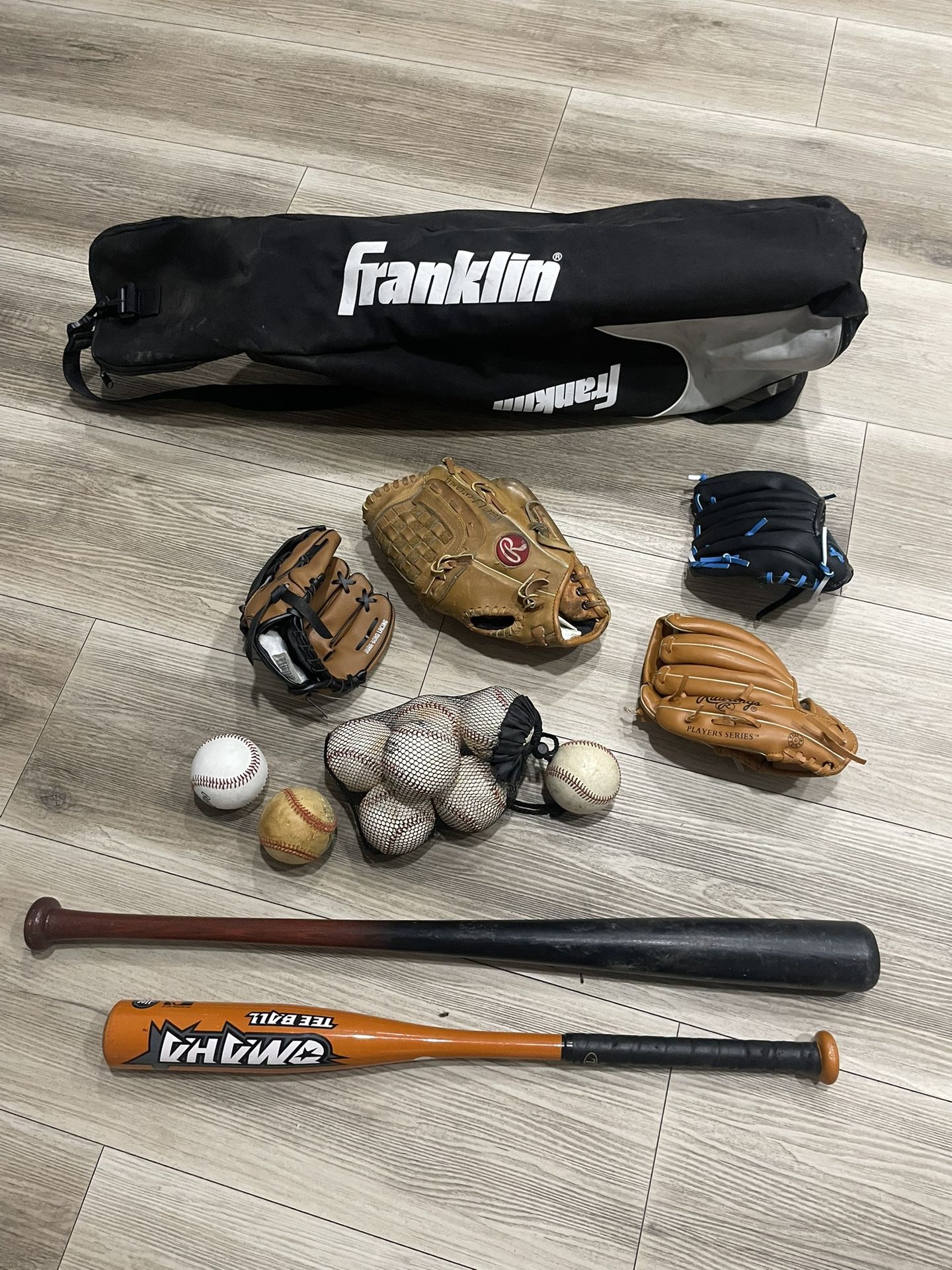 Baseball Bats / Gloves / Baseballs / Pack Equipment