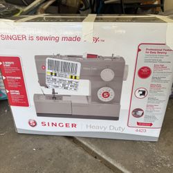 Singer Sewing  Machine 