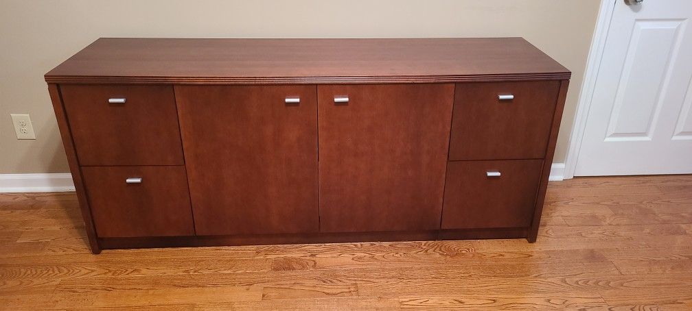 File cabinet with Keys In Excellent condition