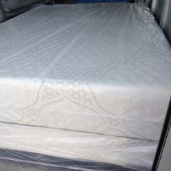 Queen Size Mattress Memory Foam And Box Spring 