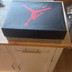 Jordan 4 Thunder