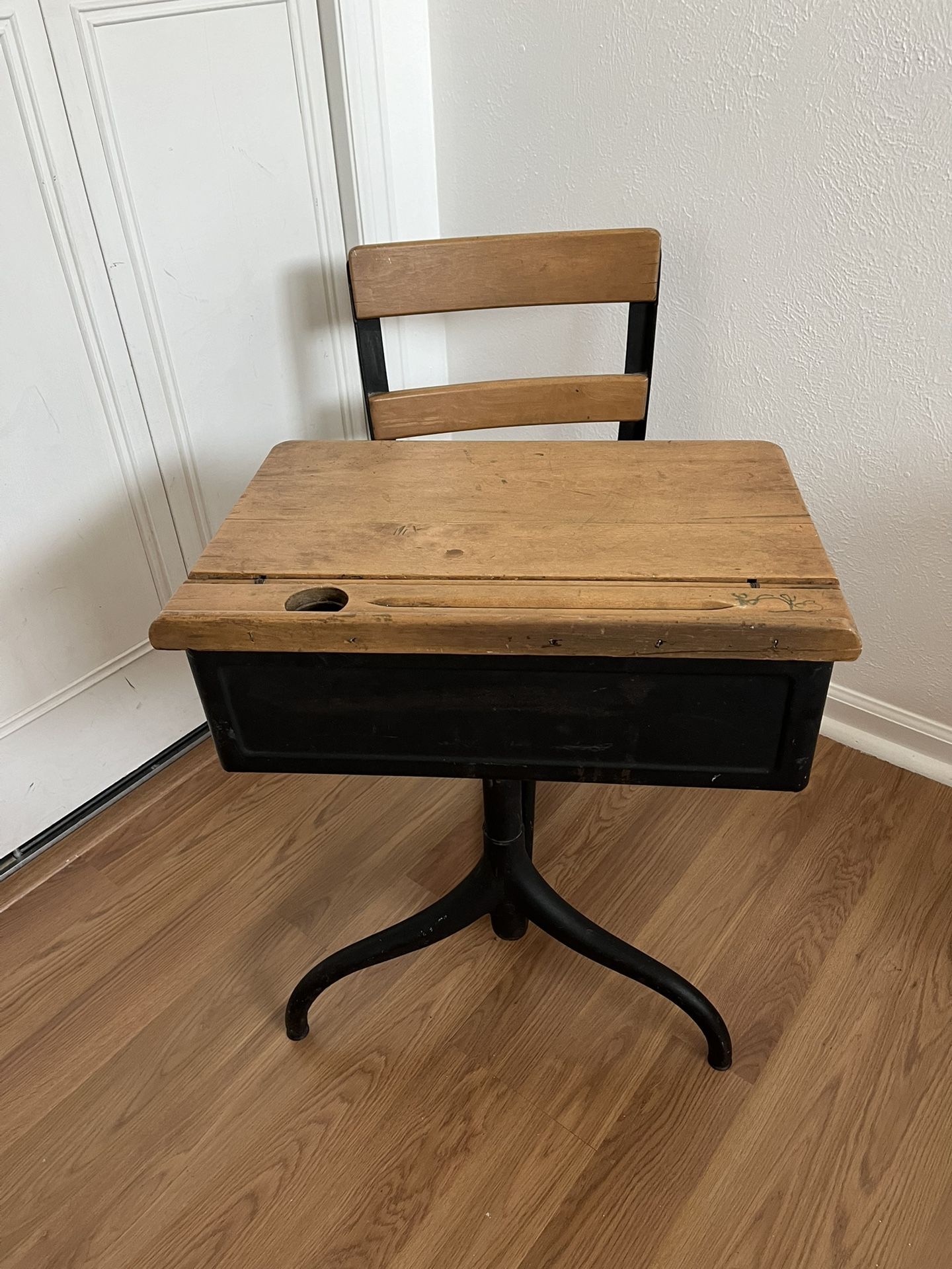 Antique Child’s School Desk. Ages 2-10.