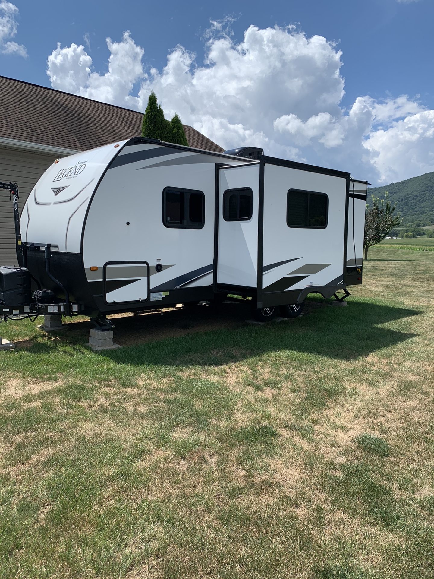 Photo 2019 Forest River Surveyor Legend 240BHLE