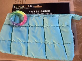 Puffer pouch blue with rainbow keychain