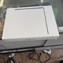 pple MacBook Air 13.6” M3 2024 – 16GB RAM – 512GB SSD – 100% Battery – Apple Certified Refurbished