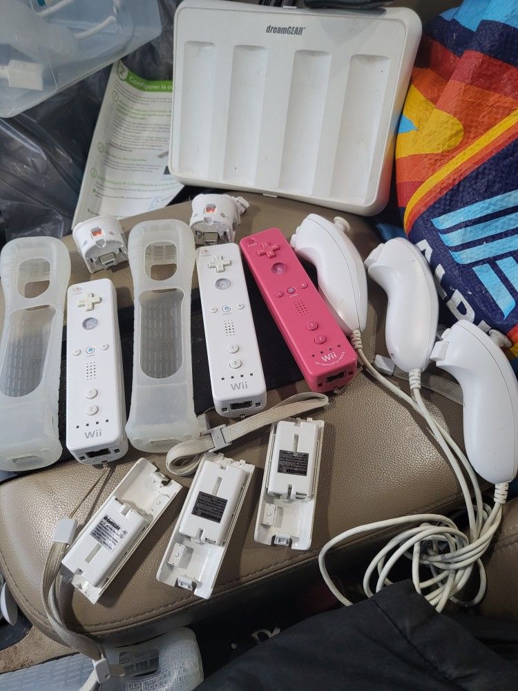 Nintendo wii controller lot
3 controllers
Motion adapters
3 nunchucks
Covers
Rechargeable batteries