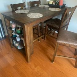 Dining Table with 4 Matching Chairs. 