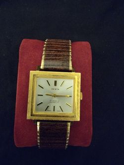 Desta vintage watch 17 jewels . Square dress watch has an 18 karat solid gold.