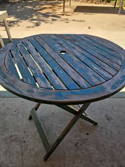 Nice 2' folding table