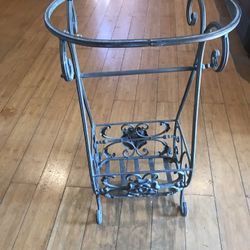 Metal 🪴 Stand Height 24 By 14 Lenght  Super Sturdy Has A Space For A Smaller Plant At The Bottom Or To Add A A decorative Item $20 Obo Ready To Go 