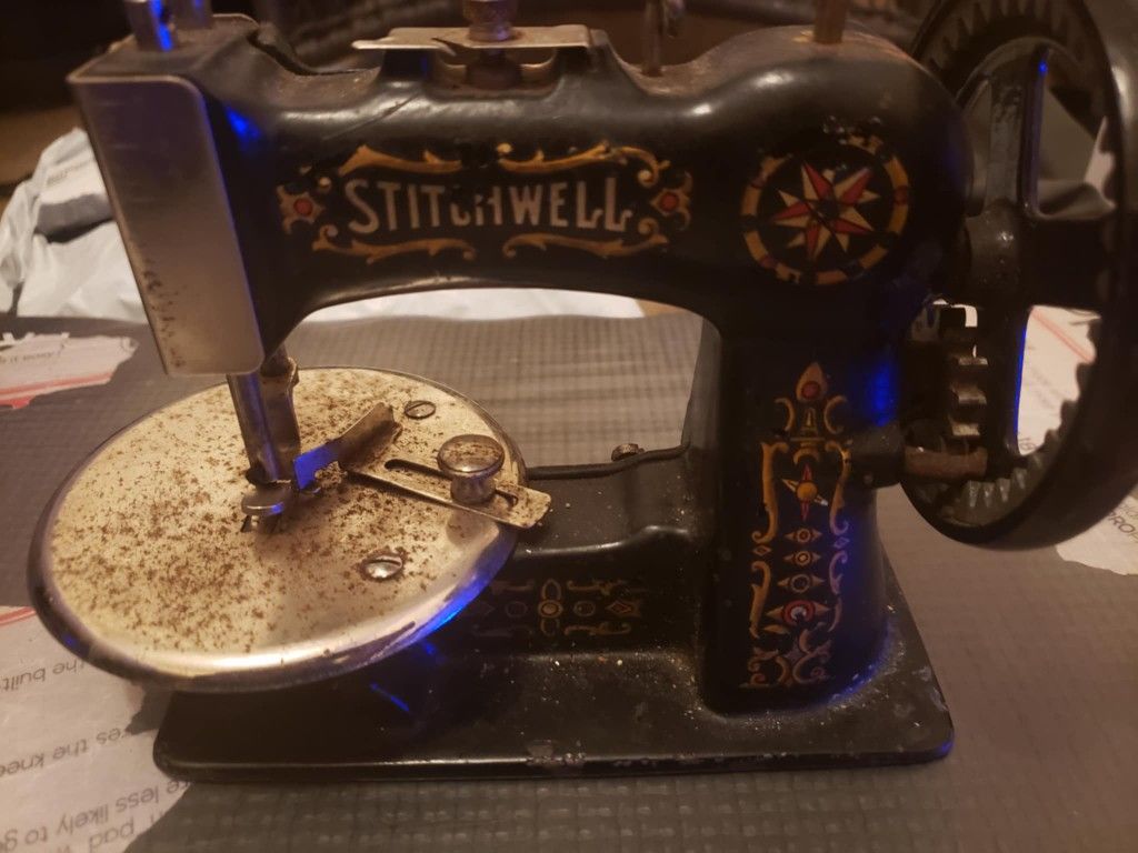 Vintage Sewing Machine*RARE/COLLECTIBLE/VINTAGE/