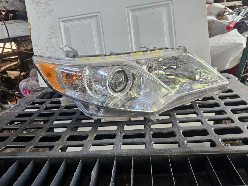 2012 2014 Toyota Camry Right Side Headlight 