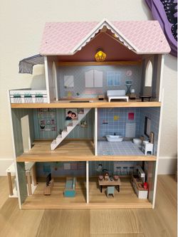 DOLL HOUSE - LIKE NEW!
