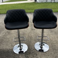 Swivel barstool 